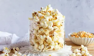 Ein Glas voller frisch gemachtem Popcorn, perfekt für einen Filmabend. So einfach ist Popcorn selber machen!