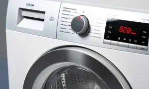 Pralka Bosch z wyświetlaczem pokazującym błąd E18. Pokrętło wyboru programów jest ustawione na jeden z programów.