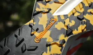 Podeszwę butów trailowych zdobią pomarańczowo-czarne plamy i logo Continental. Idealne na trudny teren.