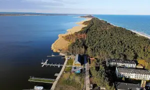 Dąbki atrakcje: malowniczy widok na jezioro, las, plażę i zabudowania. Idealne miejsce na wypoczynek.