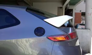 Szary samochód Honda Civic VII z białym spoilerem na klapie bagażnika.