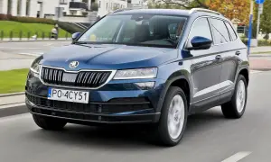 Niebieska Skoda Karoq w ruchu miejskim. Wiele osób szuka skoda karoq opinie przed zakupem.