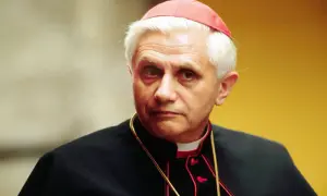 Strój kardynała – co warto wiedzieć o jego elementach i symbolice?