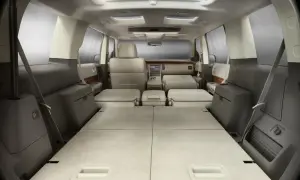 Wnętrze Ford Flex z rozłożonymi siedzeniami tworzącymi płaską przestrzeń bagażową. Idealny na podróż z rodziną i bagażami.