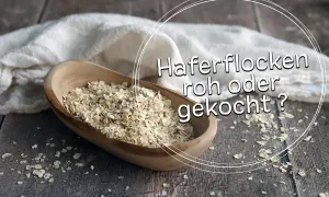 Haferflocken in einer Holzschale. Die Frage: kann man Haferflocken roh essen?