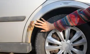 Ruda plama na błotniku samochodu. Zastanawiasz się, czym wyczyścić chrom, gdy pojawi się rdza?