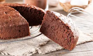 Una fetta di soffice torta alla nutella, appena sfornata, su una griglia di raffreddamento.
