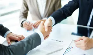 Uścisk dłoni po podpisaniu umowy dożywocia, dyskusja o zachowku.