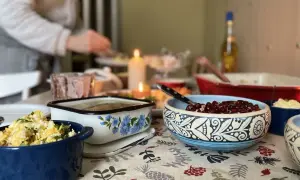 Välkommen till julbordet! Här finns läckra rätter och en flaska vin som väntar.