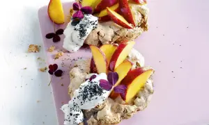 Marängbottnar med grädde, persika och mörka bär. Ett enkelt recept att baka enkelt till fikat.