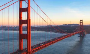 Zachód słońca nad Zatoką San Francisco, oświetlający słynny Golden Gate Bridge.