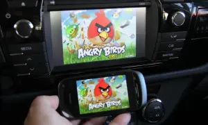 Telefon z grą Angry Birds wyświetla ten sam obraz co ekran samochodu, tworząc efekt mirror link.