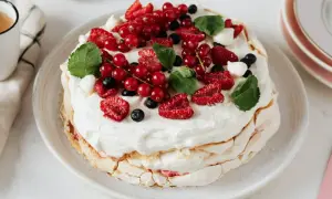 Puszysta beza z mascarpone, udekorowana malinami, borówkami i porzeczkami. Letnia uczta dla podniebienia.