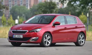 Czerwony Peugeot 308, gotowy na wymianę żarówki H7.