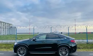 Czarny Mercedes GLE 400d coupe na tle lotniska.