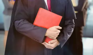 Jak bronić się w sądzie bez adwokata i uniknąć najczęstszych błędów