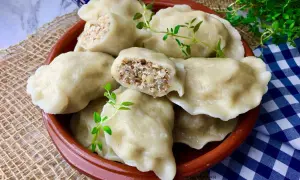 Pyszne pierogi z kaszą gryczaną i serem, idealne na obiad. Sprawdzony przepis na domowe danie.