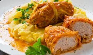 Gołąbki w sosie pomidorowym z puree ziemniaczanym. Idealny sposób, jak ugotować ryż do gołąbków, by były pyszne.