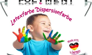 Radosny chłopiec z kolorowymi dłońmi, gotowy do malowania. Na puszce napis "Latexfarbe Dispersionfarbe".