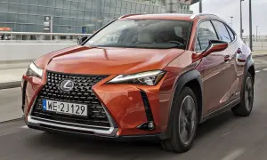 Pomarańczowy Lexus UX w ruchu, sprawdzam jego lexus ux cena.