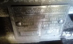Tabliczka znamionowa silnika "Wielamel Poznań" z danymi: 0.75kW, 220V, 7.7A. Pomocna przy doborze kondensatora do silnika wzór.