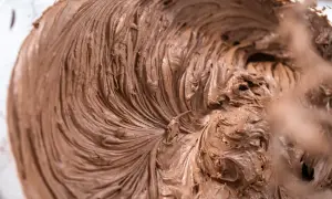 Gładki, puszysty krem czekoladowy do tortu z masłem, idealny do dekoracji.