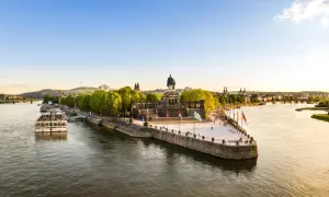 Das Deutsche Eck in Koblenz, ein Wahrzeichen, das zeigt, was man in Koblenz machen kann: Spaziergänge, Schifffahrten und den Blick auf den Rhein.