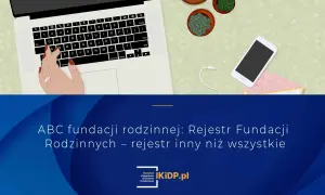 Ręka pisze na klawiaturze, tworząc rejestr fundacji rodzinnych. Poznaj rejestr inny niż wszystkie.