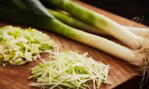 Która część pora do sałatki? Odkryj najlepsze kawałki do smaków