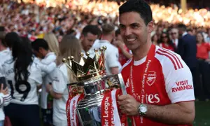 Mikel Arteta z pucharem Premier League. Czy to zapowiedź kolejnych sukcesów i nowych transferów? Arsenal plotki transferowe.