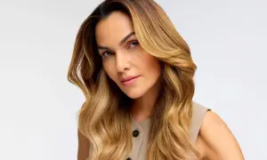 Donna con capelli biondo miele, effetto colpi di sole fai da te, che incorniciano il viso con onde morbide.