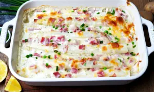 Ein köstlicher Spargel Kartoffel Auflauf mit Schinken und Käse überbacken, garniert mit Schnittlauch.
