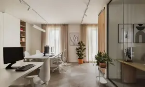 Nowoczesne biuro z biurkami, komputerami i roślinami.