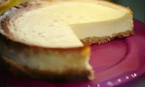 Dlaczego sernik opada? Poznaj sekrety, by piec idealnie równy!