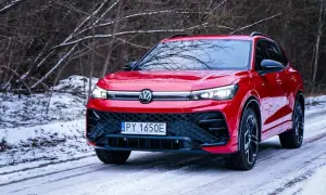 Czerwony Tiguan 2020 na ośnieżonej drodze leśnej.