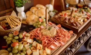 Co na stół na urodziny? Sprawdzone pomysły na menu i planowanie.
