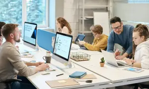 Zespół pracuje w biurze. Mężczyzna wraca do pracy po niezakończonym leczeniu, skupiony na komputerze.