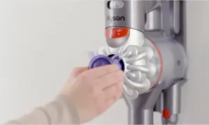 Jak otworzyć pojemnik w odkurzaczu Dyson V8 i uniknąć problemów