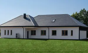 Nowoczesny dom z dachówką Creaton Kapstadt, białą elewacją i dużymi oknami na tle zielonego trawnika.
