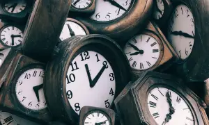 Mnóstwo zegarów, jakby czas się zatrzymał. Zastanawiasz się, ile trwa sprawa spadkowa? Czasem dłużej niż się wydaje.