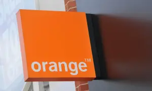 Pomarańczowy szyld Orange z logo. Może tam jest poczta głosowa Orange?