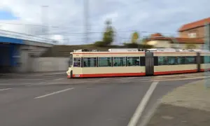 Ein langer, gelber und roter Straßenbahnzug fährt durch Wrocław. Mit jakdojade wrocław finde ich schnell die nächste Haltestelle.