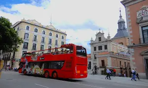 Roter Doppeldeckerbus mit Touristen fährt durch Madrid. Tolle Madrid Tipps für Sightseeing!