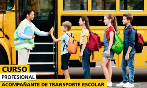 Curso profesional de acompañante de transporte escolar. Niños suben al autobús, supervisados por una monitora que cumple la normativa.