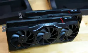 Dwie karty graficzne AMD Radeon z potrójnymi wentylatorami, gotowe do podkręcania wydajności.