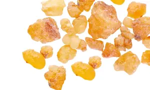 Körniger Weihrauch in verschiedenen Gelb- und Orangetönen. Die **Weihrauch Wirkung** wird oft für Entspannung und Meditation genutzt.