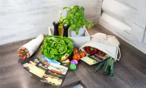 Frische Zutaten wie Salat, Tomaten, Paprika und Kräuter, dazu Käse und ein Osterhase – alles da, um Lebensmittelverschwendung zu vermeiden und leckere Mahlzeiten zu zaubern.