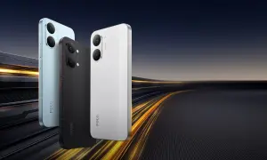 Trzy telefony POCO X8 Pro Max w kolorach niebieskim, czarnym i białym na tle dynamicznego, rozmytego krajobrazu.