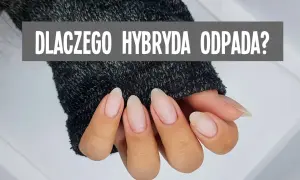 Dłonie z paznokciami, na których widać tekst "DLACZEGO HYBRYDA ODPADA?". Dowiedz się, jak nakładać żel na paznokcie krok po kroku, by uniknąć problemów.