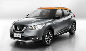 Srebrny Nissan Kicks z pomarańczowym dachem i brązowym wnętrzem prezentuje się stylowo.